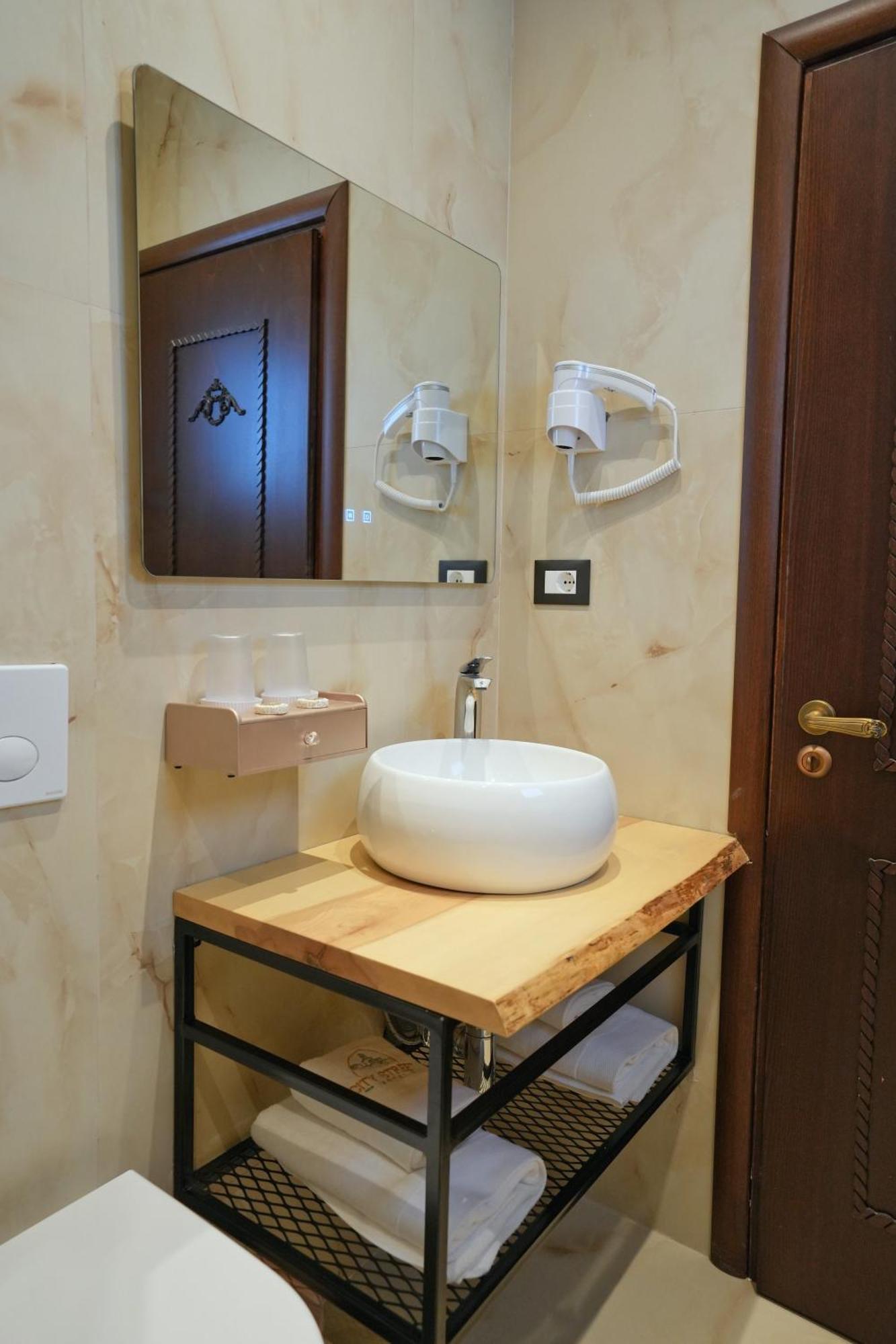 City Street Hotel Gjirokastër Habitación foto